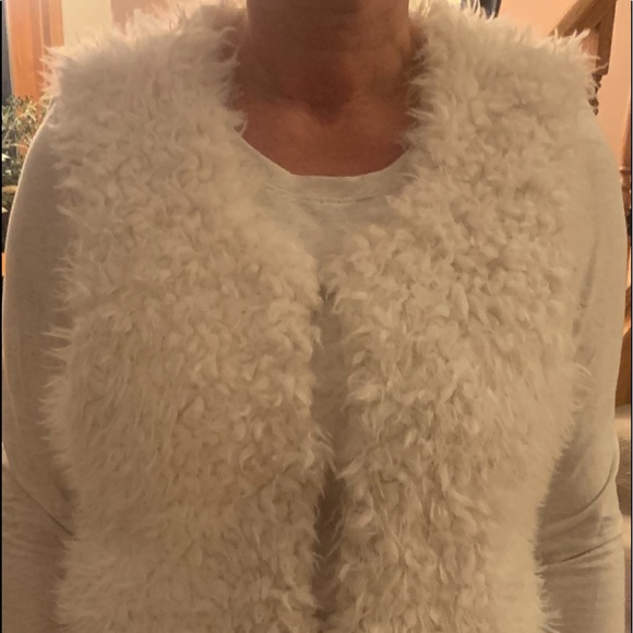 Women’s faux fur vest. Ooh la la!! - Picture 4 of 9